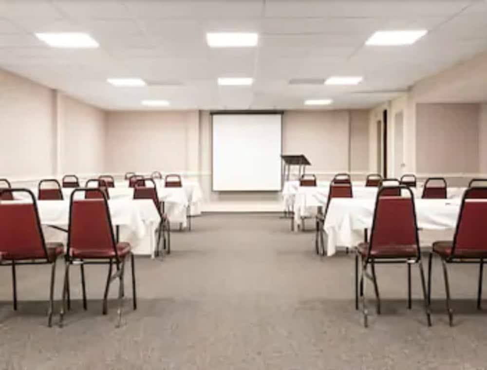 Ramada By Wyndham Paintsville Hotel & Conference Center Zewnętrze zdjęcie