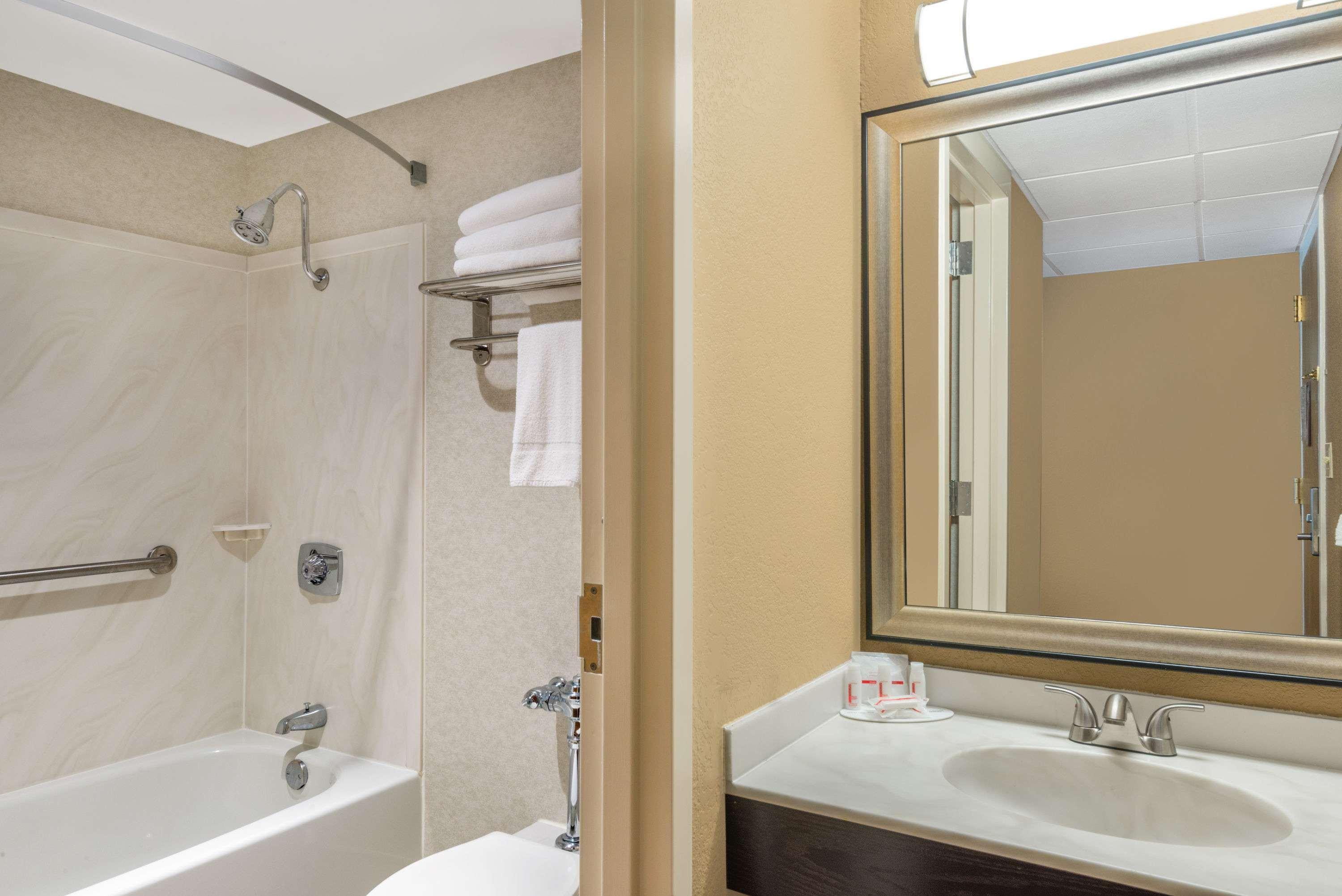 Ramada By Wyndham Paintsville Hotel & Conference Center Zewnętrze zdjęcie