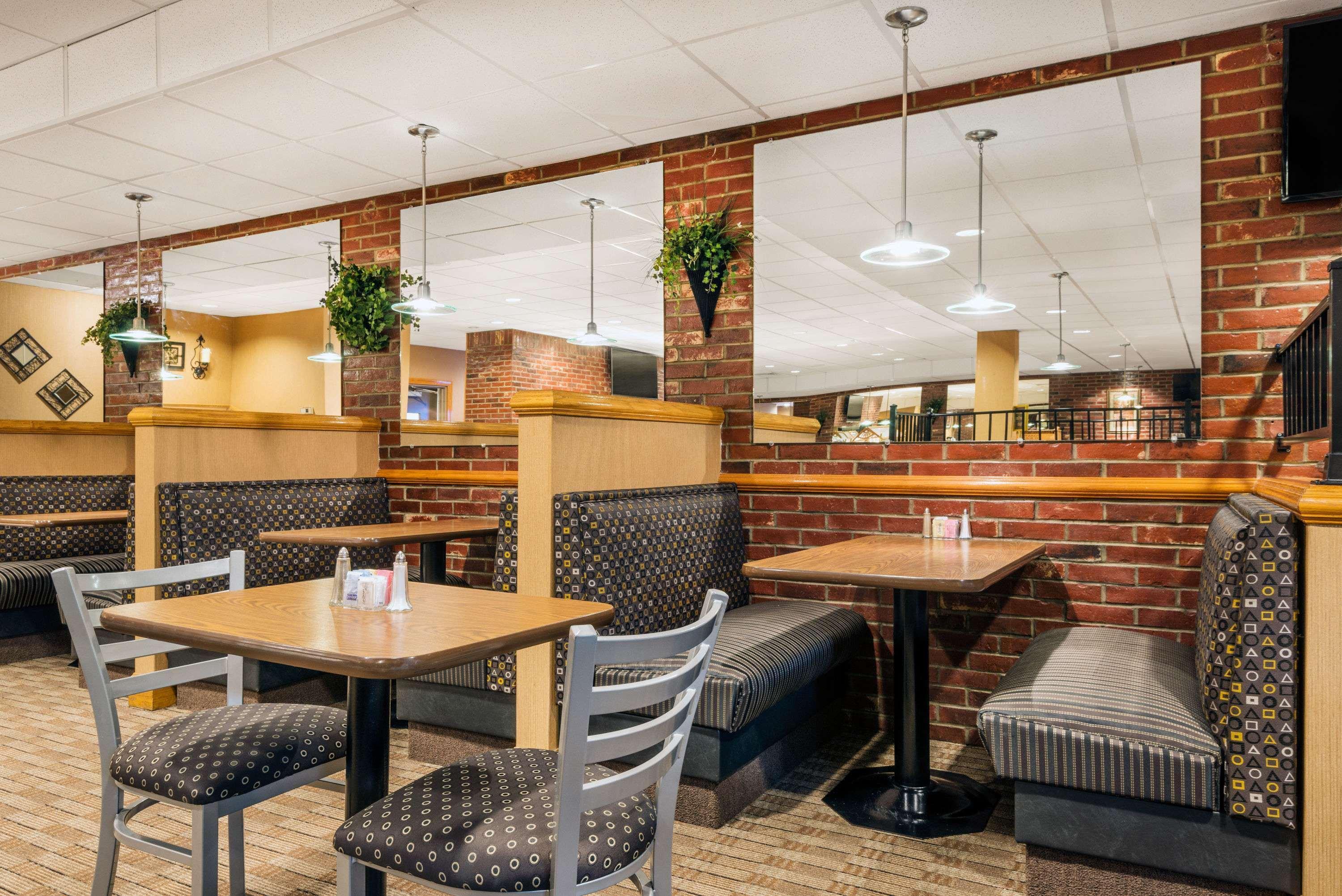 Ramada By Wyndham Paintsville Hotel & Conference Center Zewnętrze zdjęcie